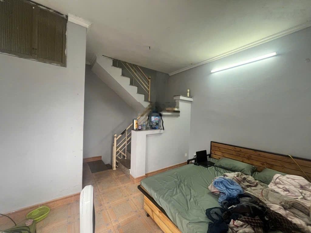 Loanh quanh 2 tỷ có luôn nhà 18m² lô góc, ngõ thông, dân xây 4 tầng đường Nguyễn Khoái. SĐCC