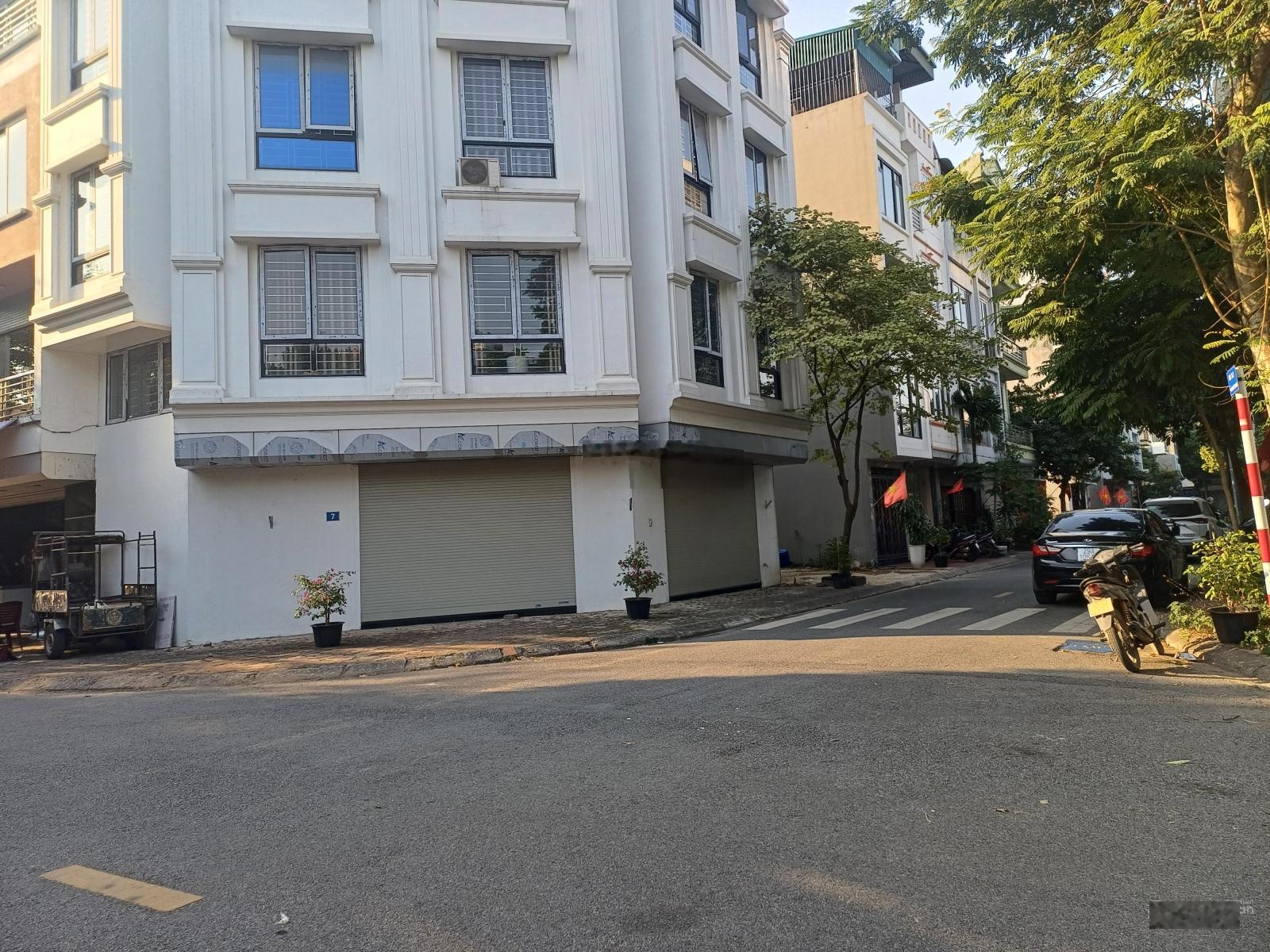 Cần bán mảnh đất phân lô giang biên - đất đẹp hiếm có - ô tô tránh - đường 12m vỉa hè 2 bên