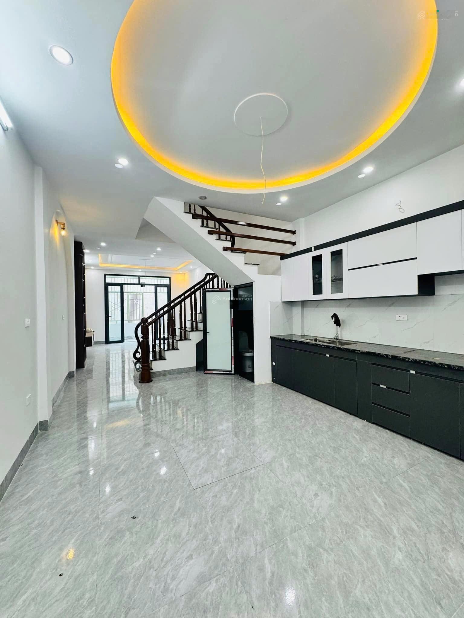 Siêu hiếm. nhà rộng giá hợp lý, gần chợ la phù. dt 43m2, 4 tầng, có sân riêng. giá 5,35 tỷ