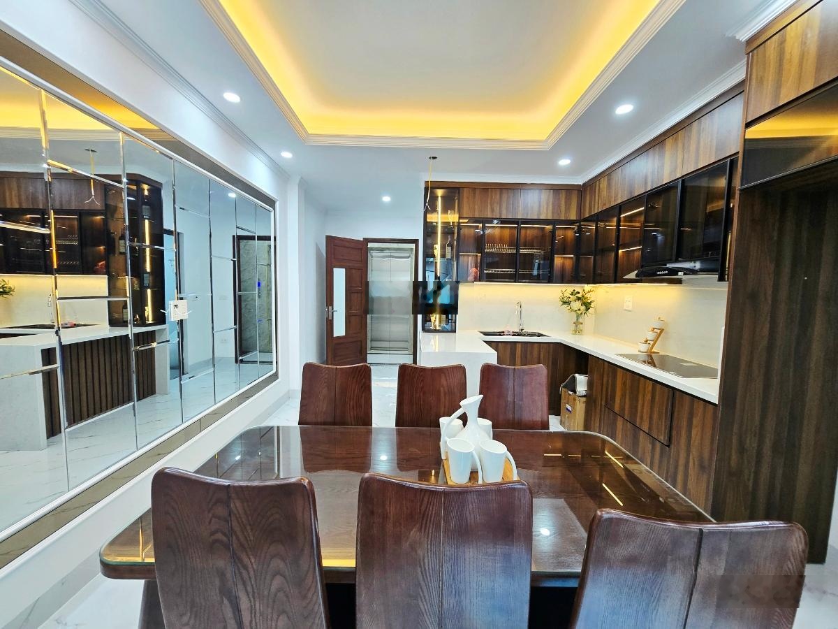 6 tầng thang máy full nội thất cao cấp, nhà mới tinh, vị trí đỉnh, ba bước ra Hồ Tây