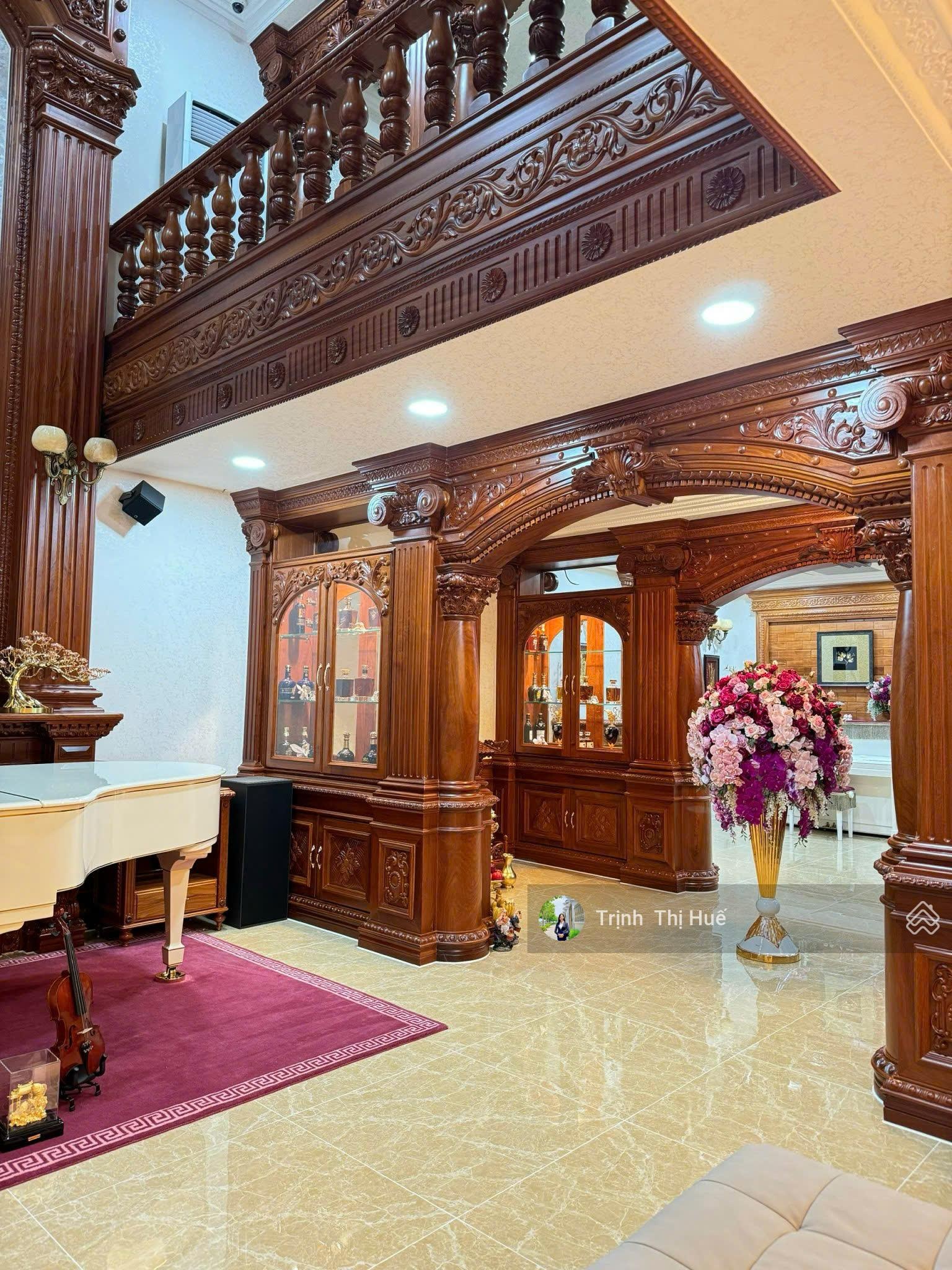 Sock Giảm 5 Tỷ! Bán gấp Biệt Thự sân vườn sát Thảo Điền, Quận 2 DT: 12x20 (240m2) - Hầm 3 Tầng