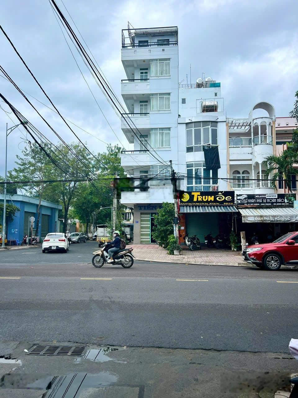 Nhà 3 tầng 2 mặt tiền đường Dã Tượng - Nha Trang - Cách Biển chỉ 300m. DT 78m2