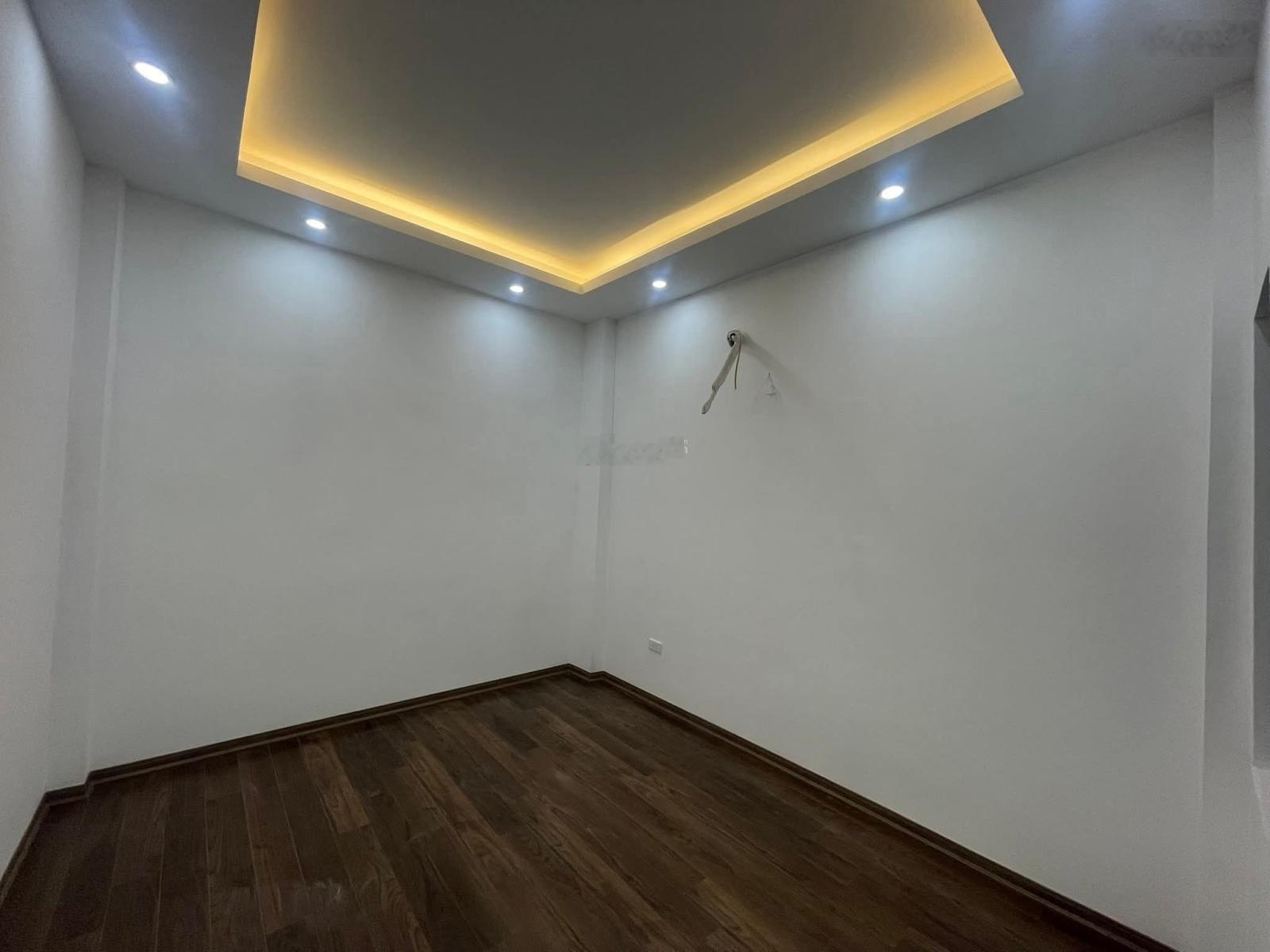 Bán Nhà 4 Tầng - Full nội thất - DT30m2 - Phố Yên Xá - Khung cột bê tông chắc chắn - Sổ đỏ đẹp.