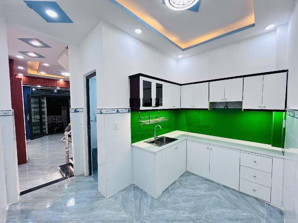 Bán nhà 3 tầng, DTS 100m2, tặng full nội thất, cách 50m ra mặt tiền, shr nhỉnh 5 tỷ