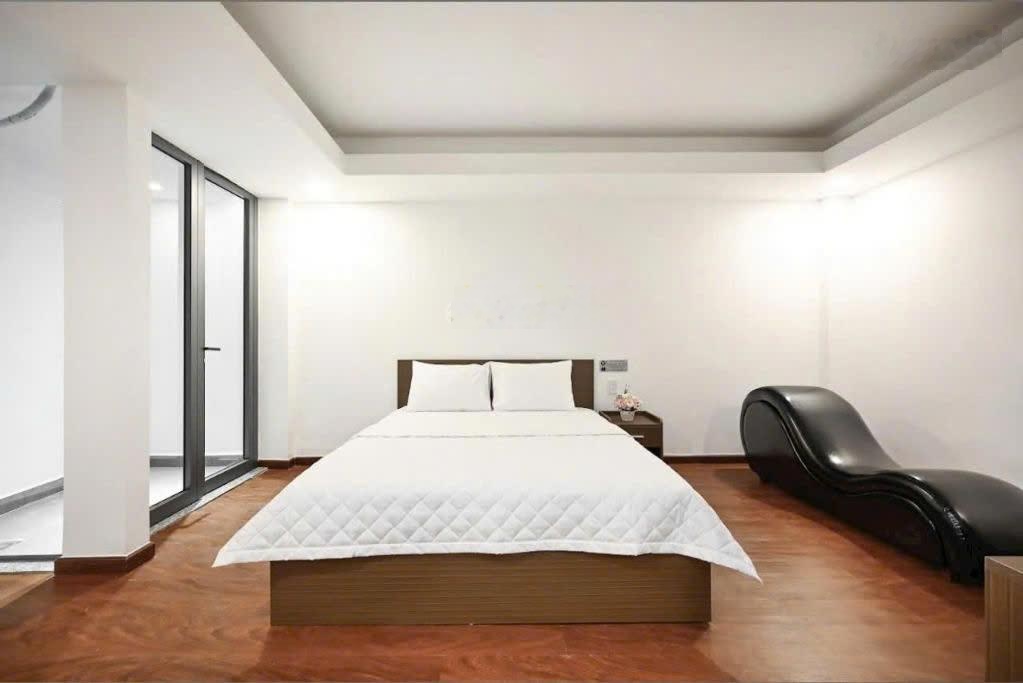 Bán khách sạn mặt tiền đường Bàu Cát Dt 4mx 28m 5 lầu dòng tiền sẵn hdt 70tr/th giá 27 tỷ còn tl