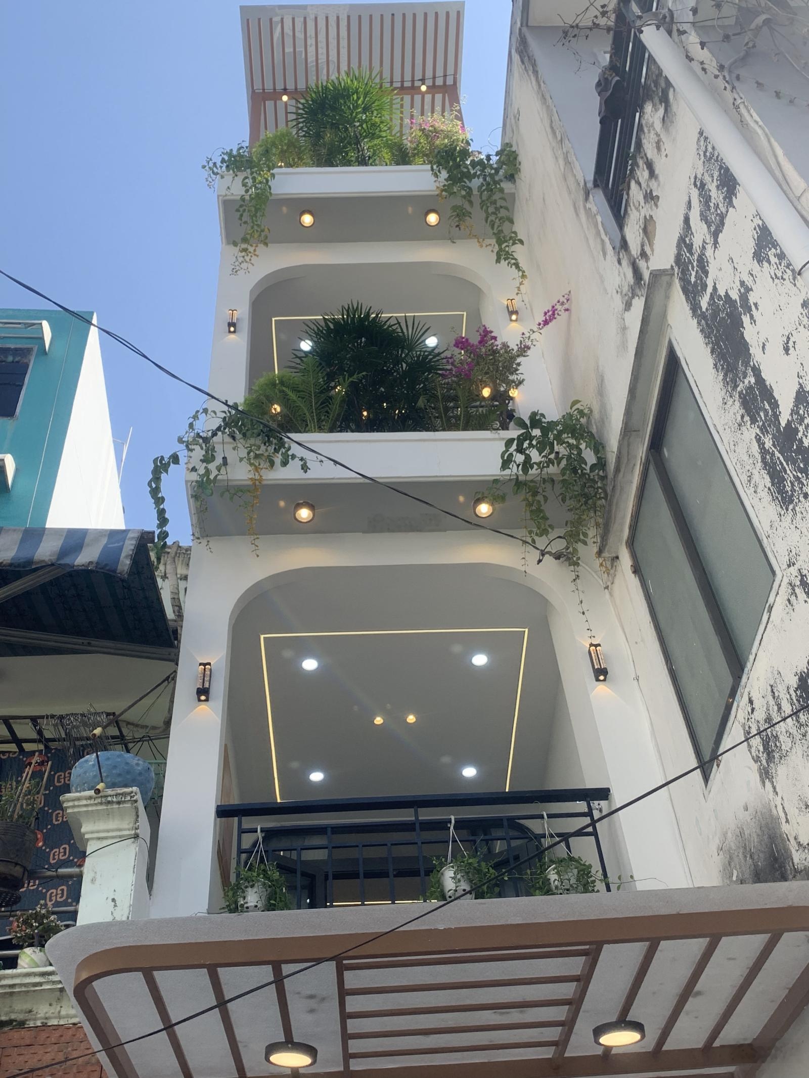 Nhà mới đẹp, Trần Bình Trọng-34m2-4 tầng-Sân thượng-HXH-Nở hậu-6,95 t.ỷ