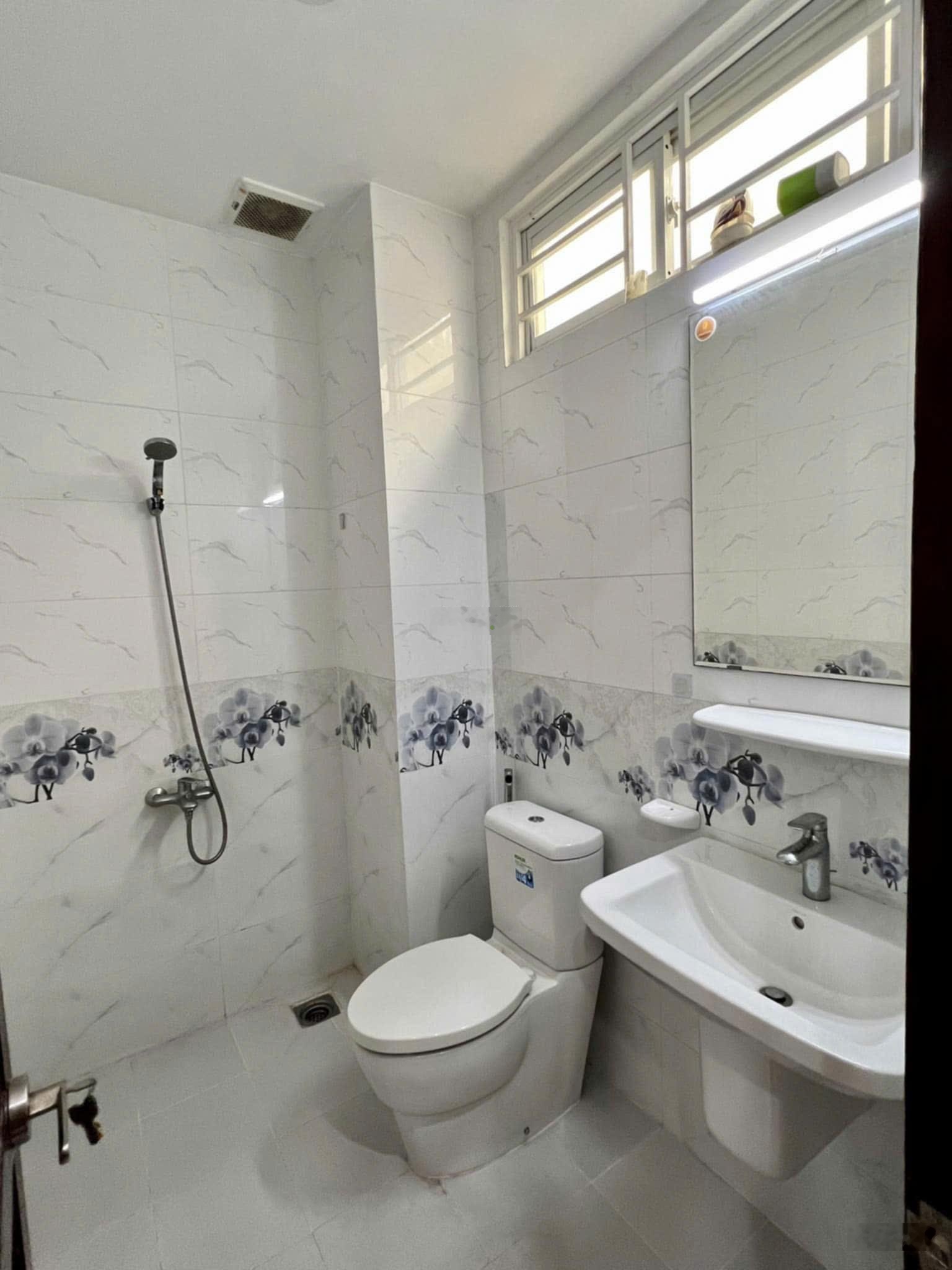 Cho Thuê Nhà 3 Tầng 4PN. 5WC Hẻm OTO - Đường 22 Linh Đông