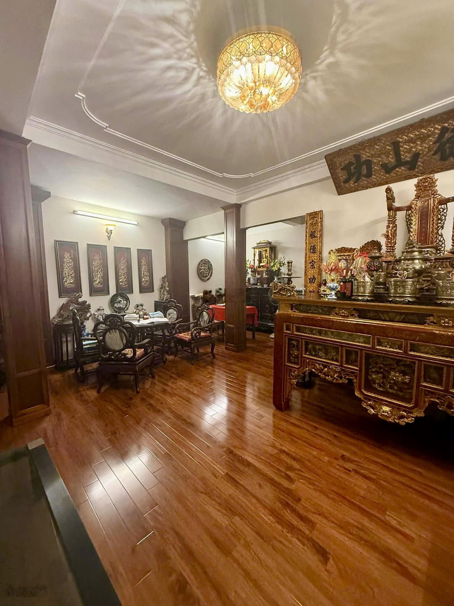 Đẳng cấp siêu sang- xuân đỉnh- dân xây-mặt tiền bề thế - thoáng-nội thất xịn-gần ô tô tránh