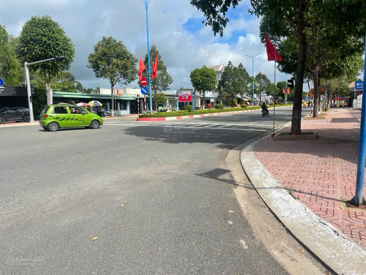 Một lô đất thuận tiện kinh doanh buôn bán đi biển chưa đến 1phút