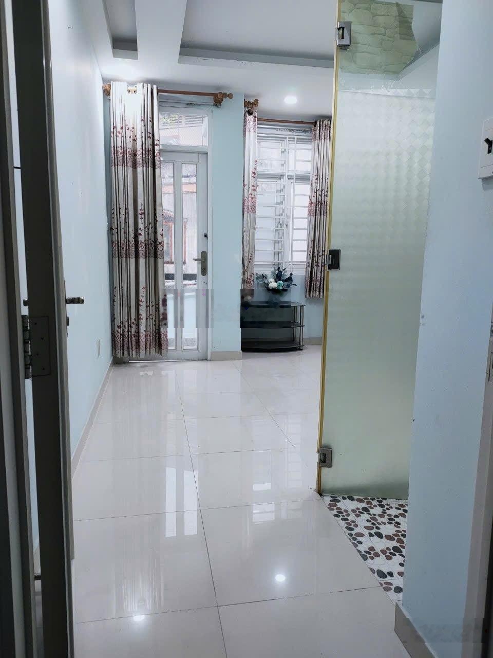 Căn hộ dịch vụ hẻm xe hơi Nguyễn Trọng Tuyển cách đường 30m thu nhập ổn định hơn 30 triệu/tháng