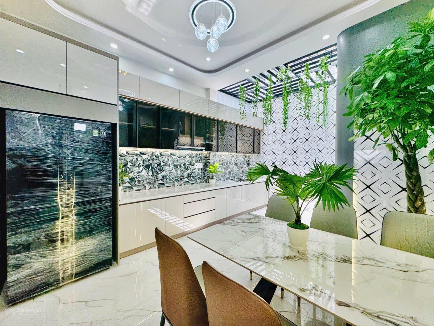 Bán nhà 2 lầu giá ngộp - HXH Hoa Sứ, P7, Phú Nhuận, DT 67,5m2, thuê 18 triệu, sổ riêng