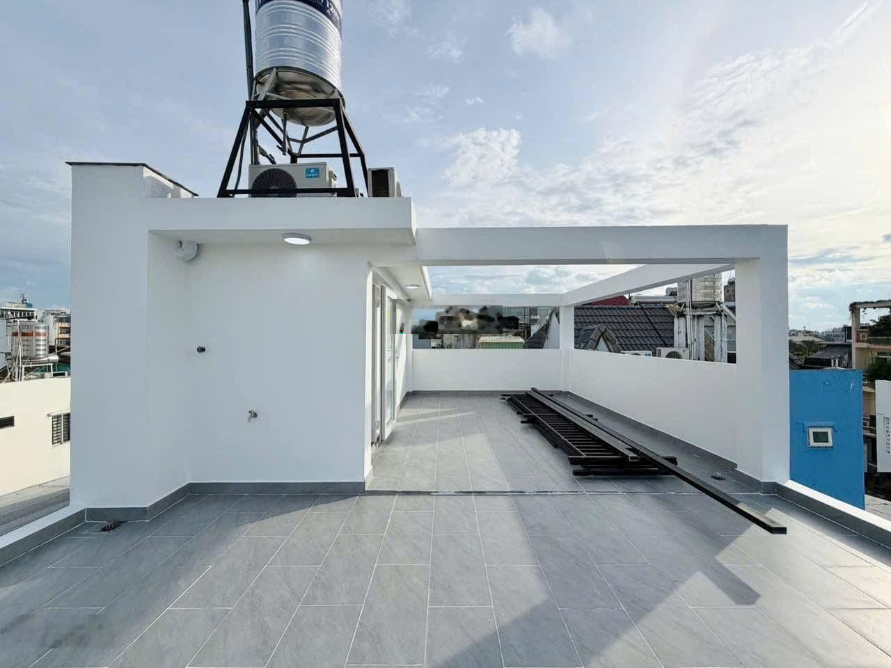 Bán gấp nhà Lê Thị Hồng Gấm, Q.1 nhà bề ngang lớn 5m xe hơi vào tận nhà. Cho thuê 25tr