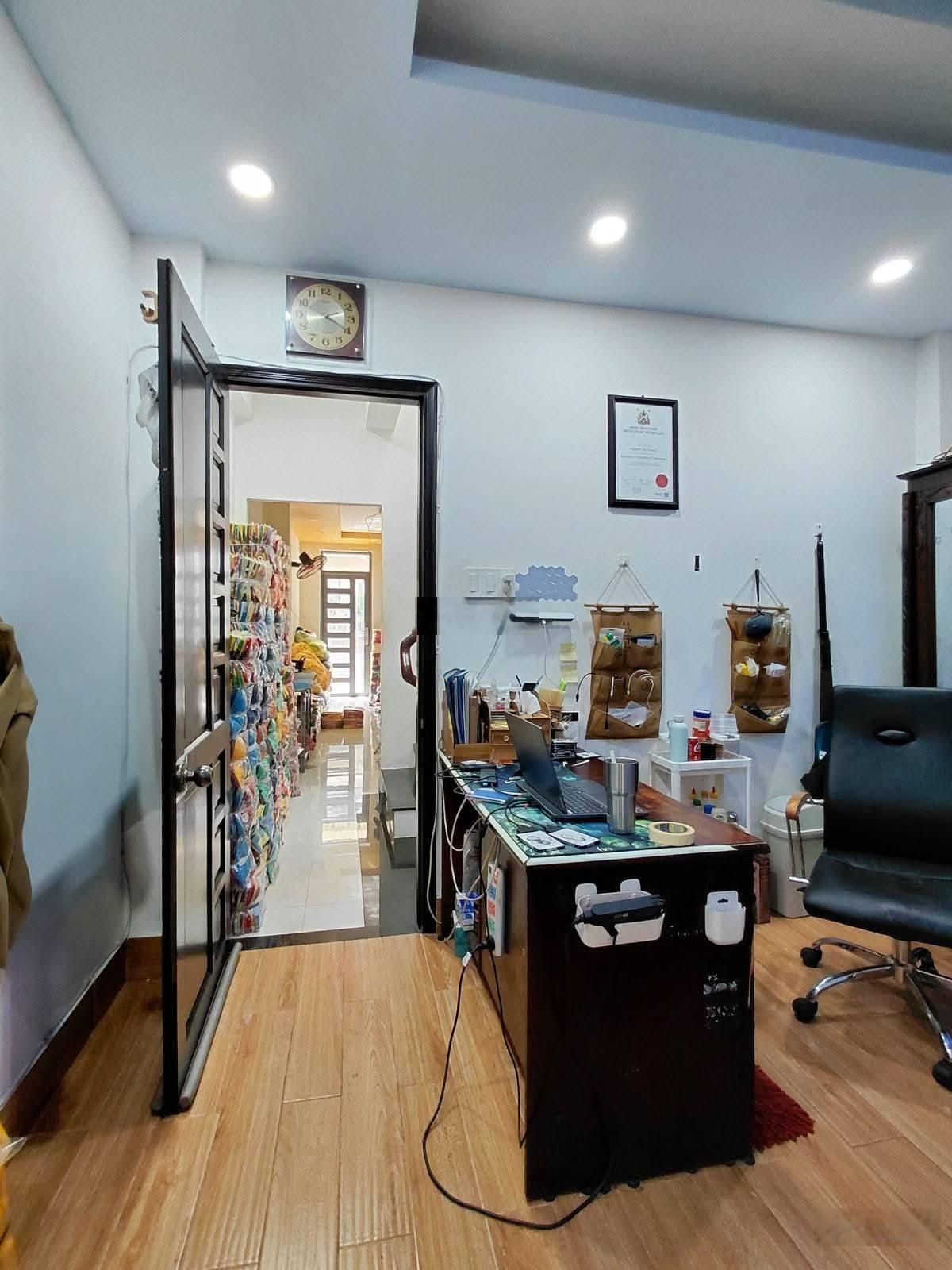 Bán nhà hẽm ô tô Bình Thạnh, Chính chủ một đời chủ 90M2, 3 tầng giá 18.5 Tỷ.