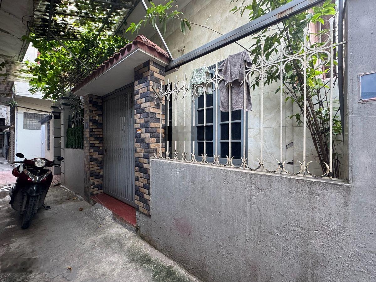 Bán đất tặng nhà 2 tầng 1 tum. xây nhà rộng hoặc ccmn tuyệt vời. sau qh cách 3 nhà ra đường 6 mét