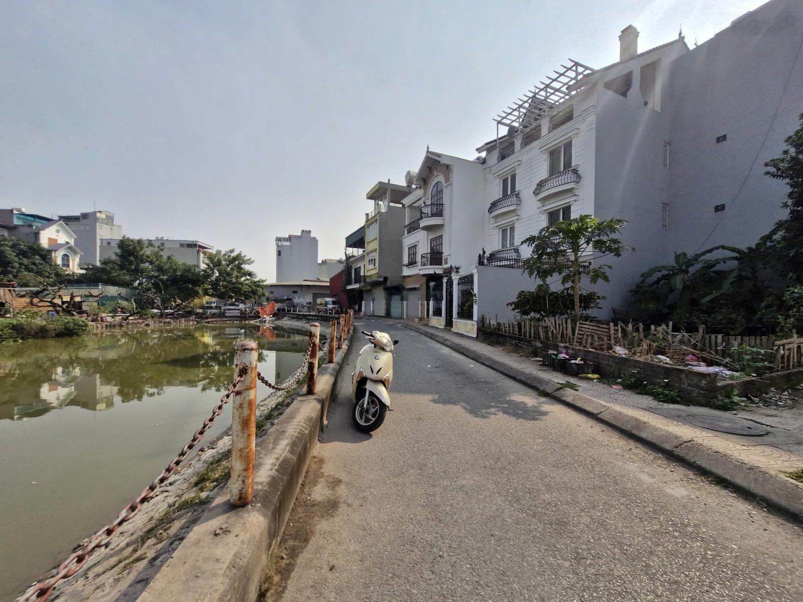 Bán đất ĐG X2 Cự Khối, Hoa Động, 105m2, MT 8.1m, giá 15.5 tỷ, phân lô ô tô tránh vỉa hè kinh doanh