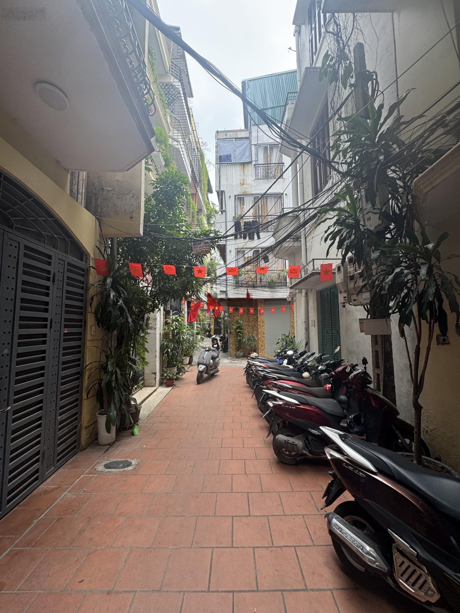 Bán nhà riêng tại phố giảng võ, Diện tích 52m 3 tầng mặt tiền 5m, Ngõ trước nhà 2,5m giá 12,6 tỷ