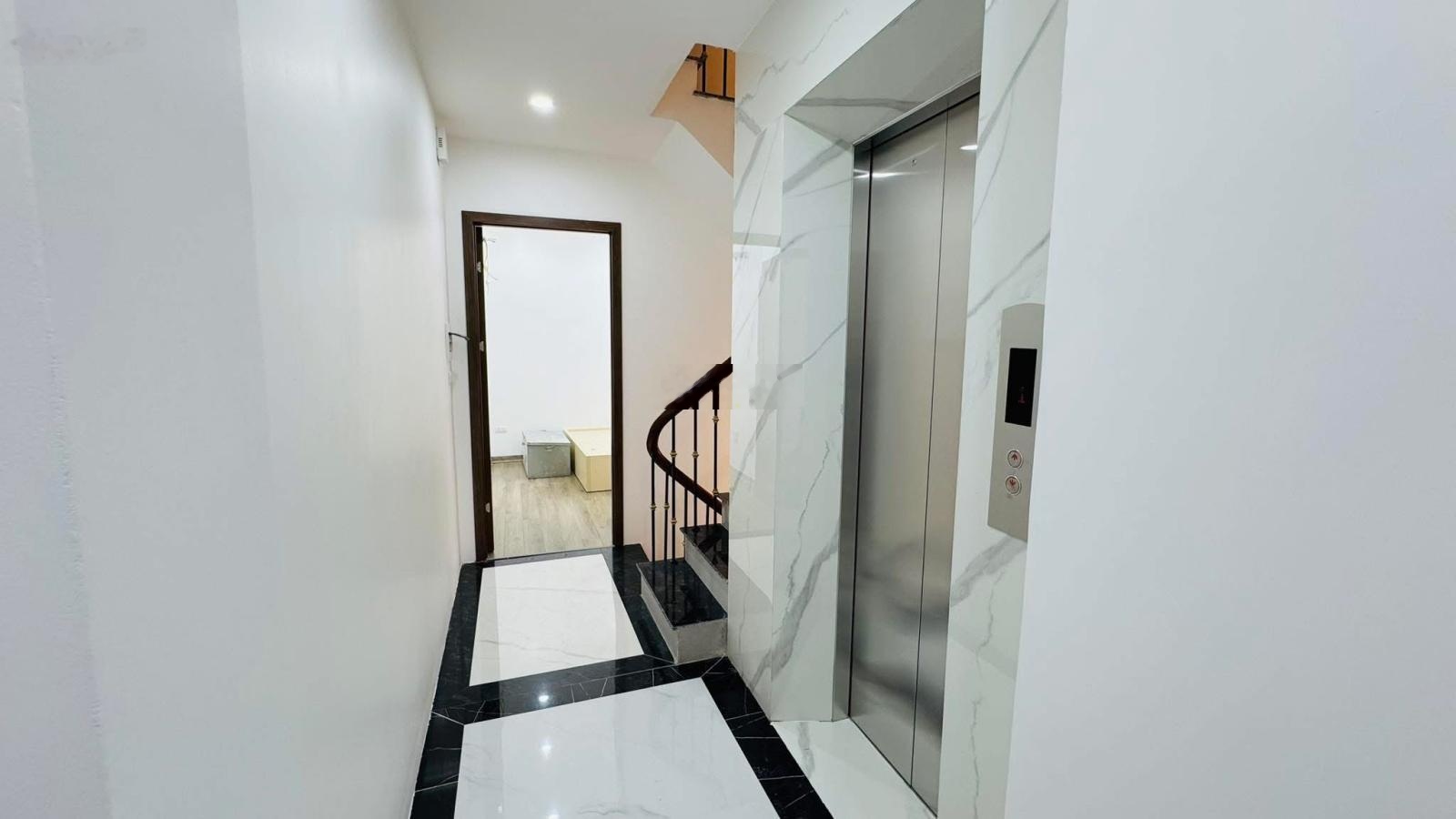 Giáp bát | 40m 5 tầng thang máy nhập khẩu | nhà mới tinh | gần phố | tiện ích bạt ngàn