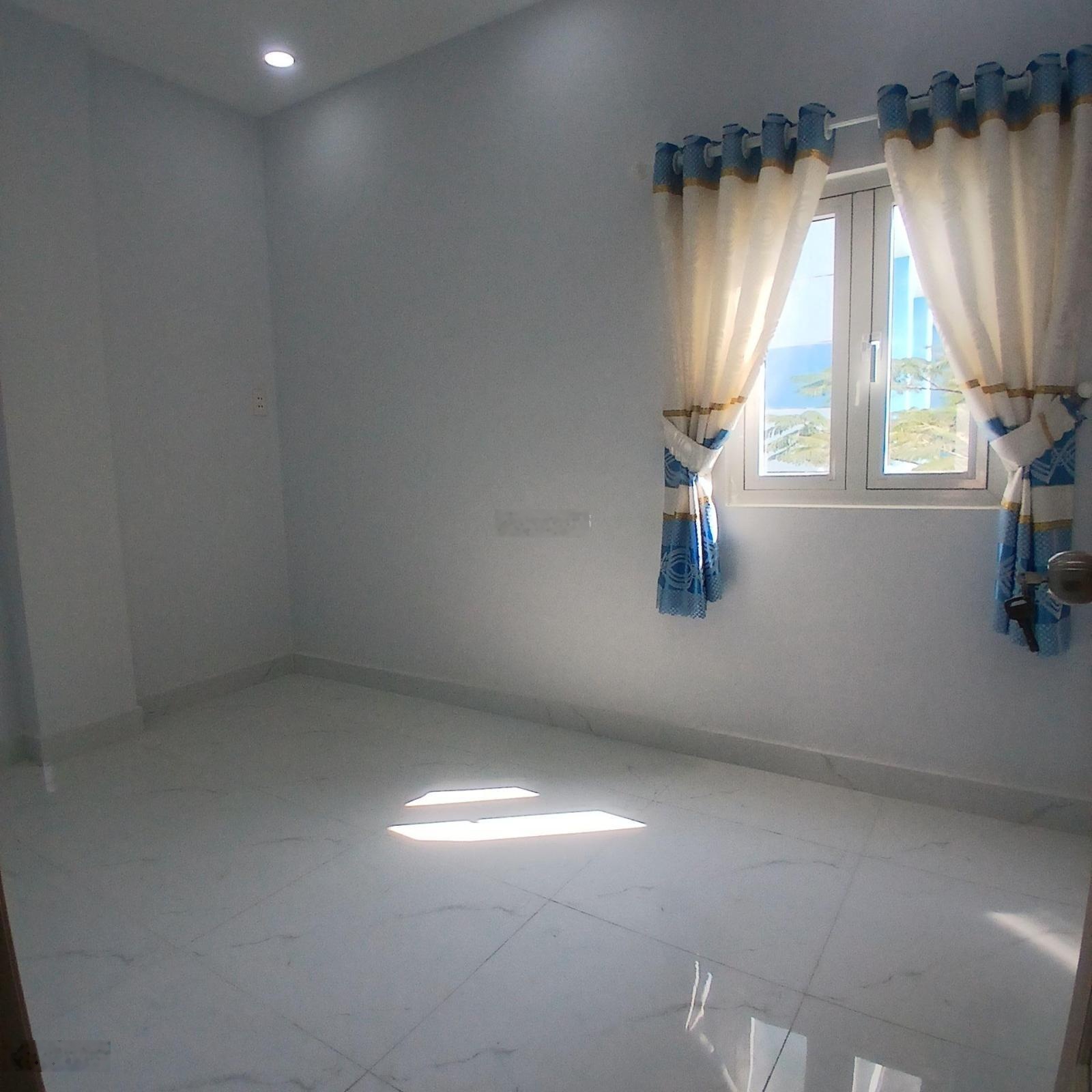 4 tỷ 500 thương lượng ,nhà mới 3 tầng, đường 5 mét thông, diện tích : 3,5 x 8