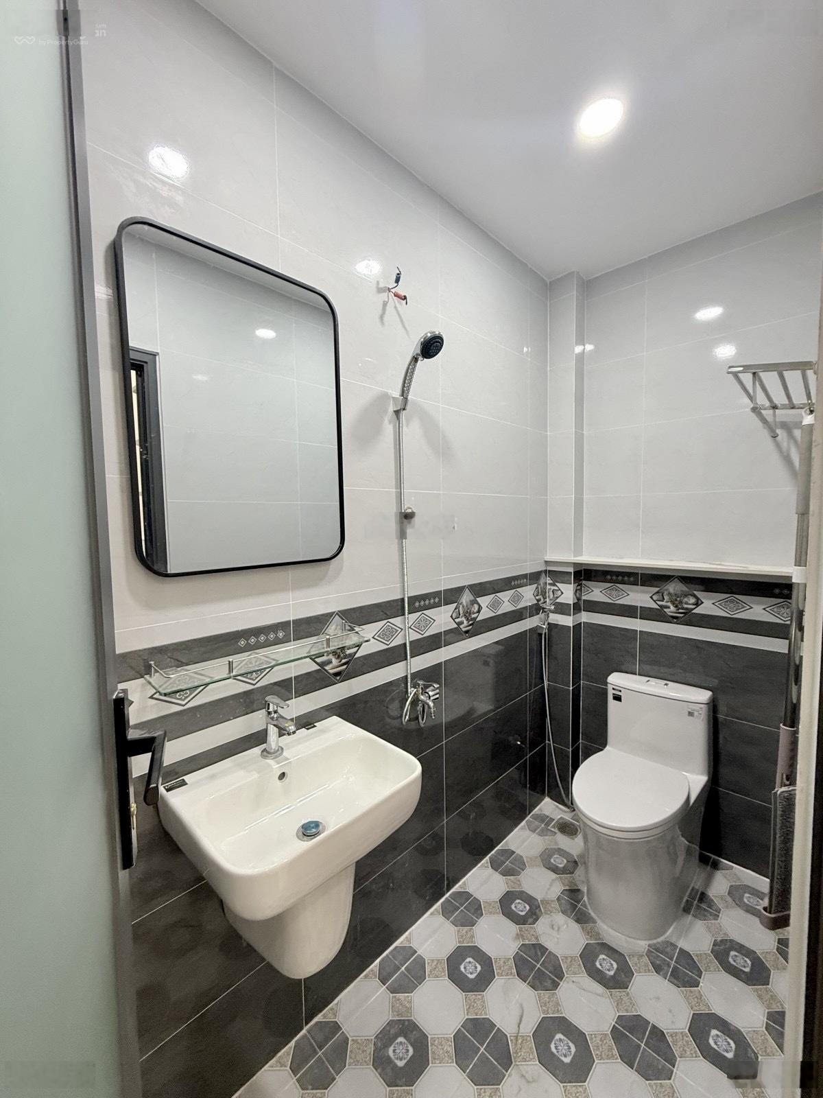 Nhà mới xây 2 tầng btct kiên cố, ngay kênh tham lương cách aeon mail tân phú 3 phút. chỉ 5,35 đồng