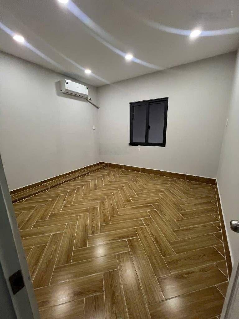 Nhà đẹp 2 tầng với 4PN sát mặt tiền đường Nguyễn Tri Phương Q. 10