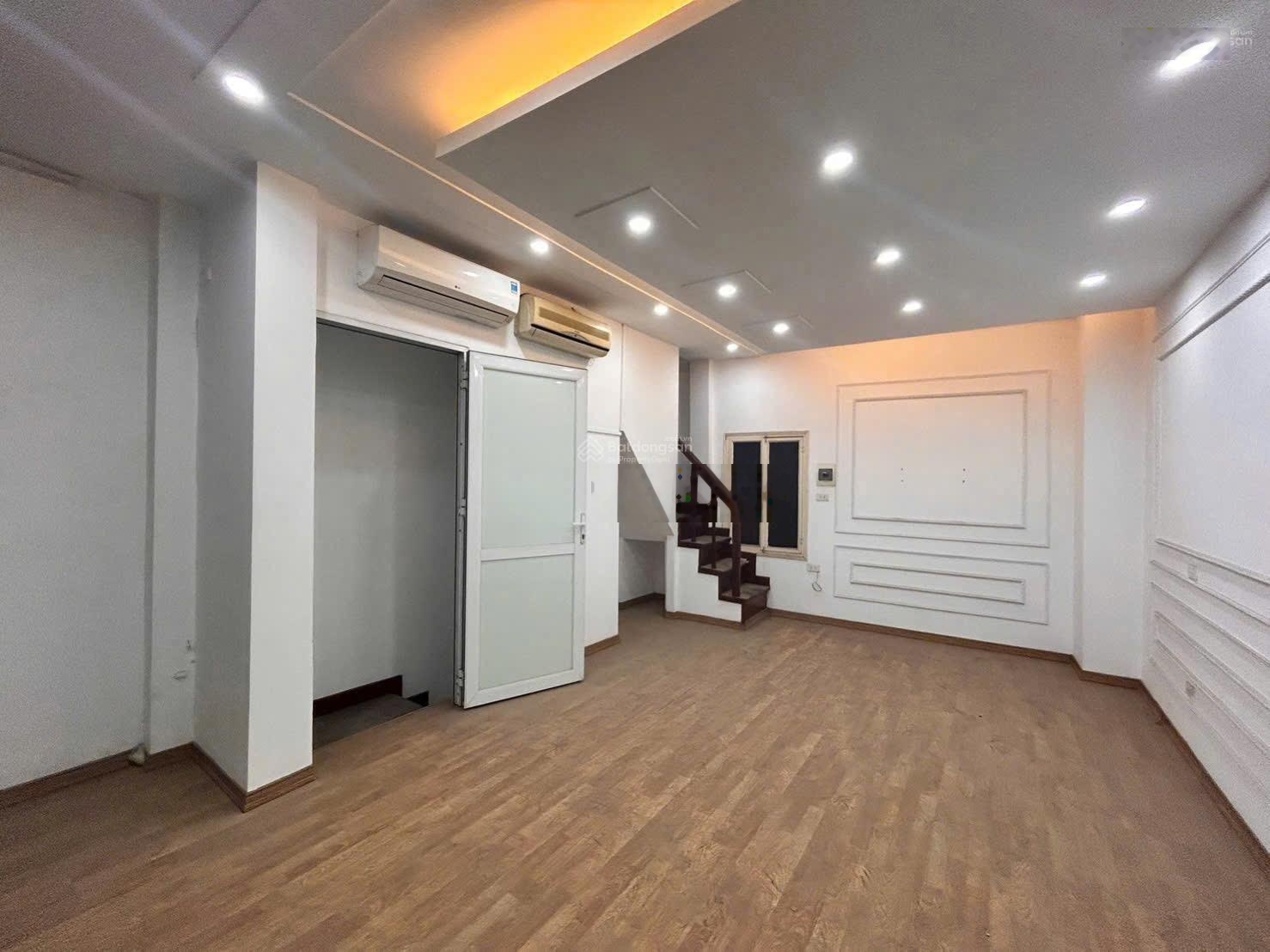 Bán gấp nhà mặt phố kim mã 25mx5t đẹp kd vỉa hè rộng lô góc giá 14,5 tỷ