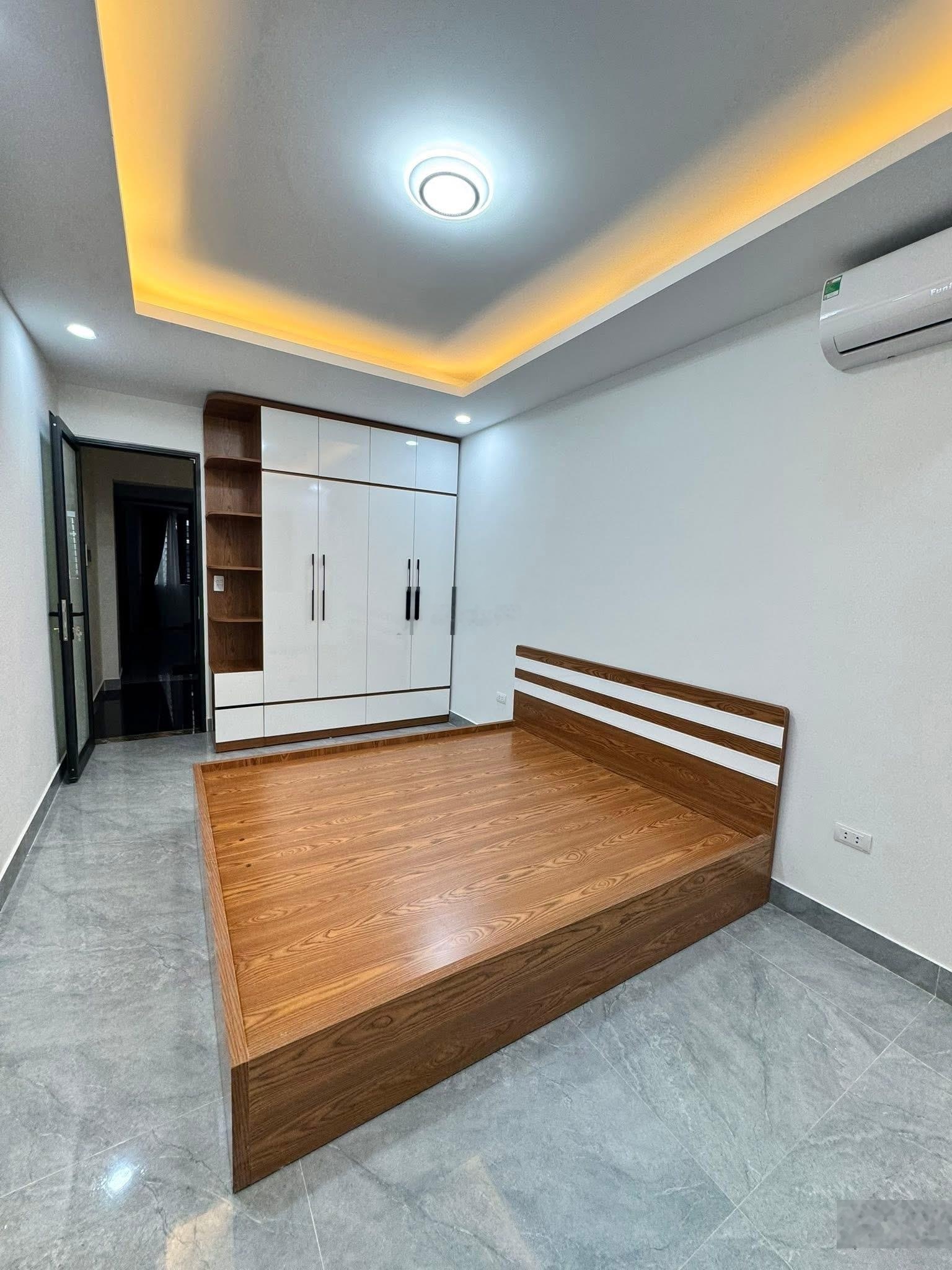 Nhà phố Ngọc Khánh, 10 ra mặt phố oto tránh, dân xây 36m*5T full NT khách về ở ngay đón tết