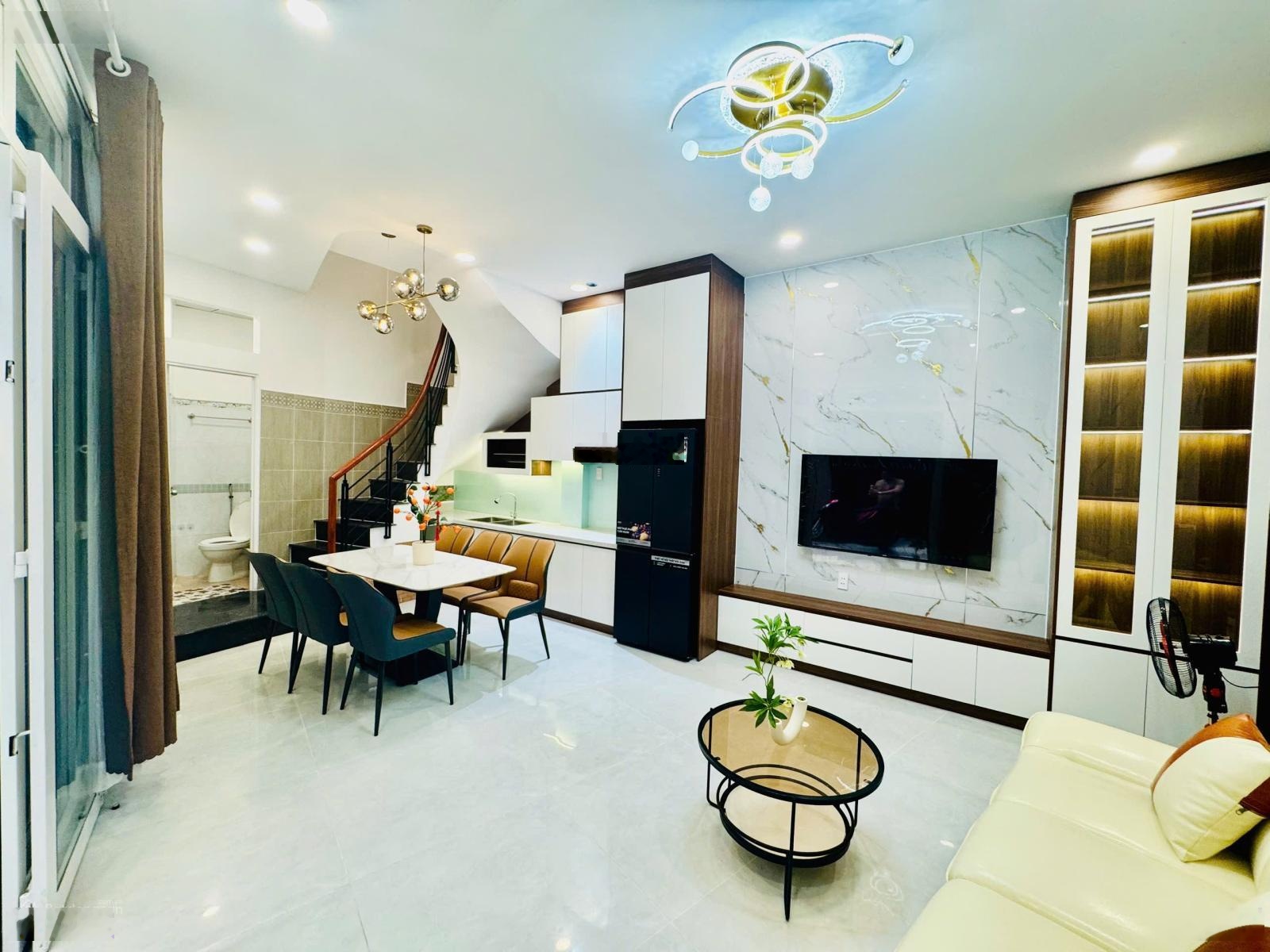 Bán gấp nhà Bùi Văn Thêm, 39m2, hẻm oto cách mặt tiền vài bước, gần công viên và sân bay, 7 tỷ 5