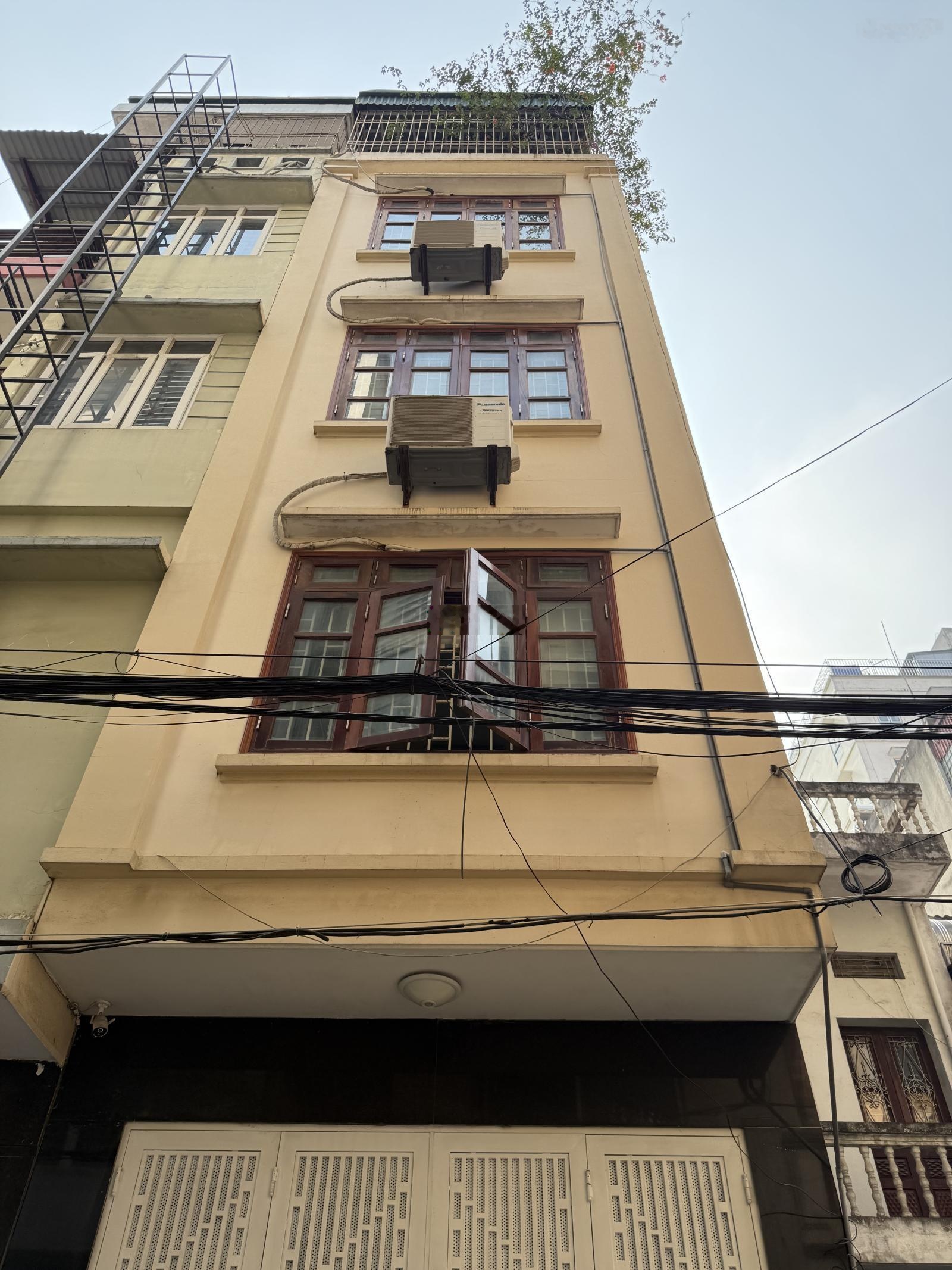 Bán nhà ngõ 120 Hoàng Quốc Việt, 84m2x4 tầng, ô tô tránh, cách phố 20m, hai mặt ngõ, giá 30 tỷ