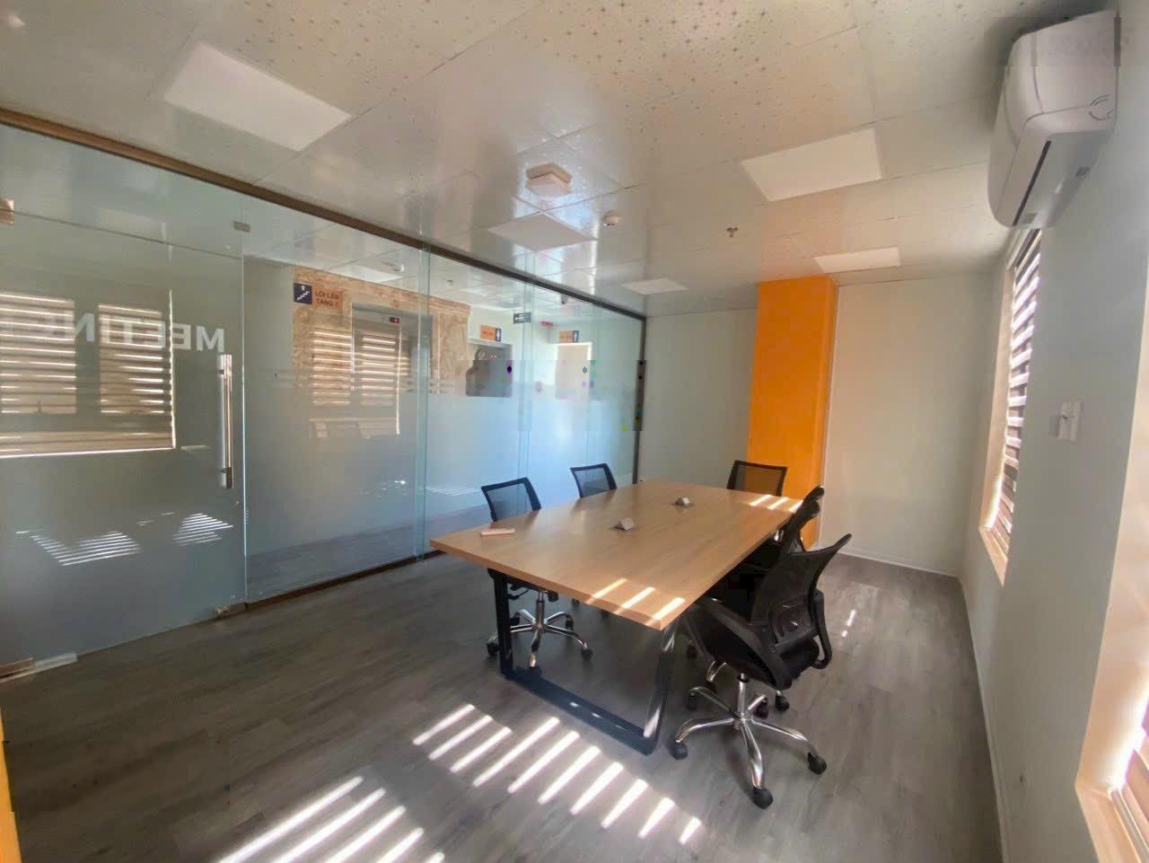 cho thuê toà văn phòng SIÊU PHẨM - Diện tích thuê : tầng 4-5-8 (mỗi tầng 170m2) - Hệ thống bàn ghế,