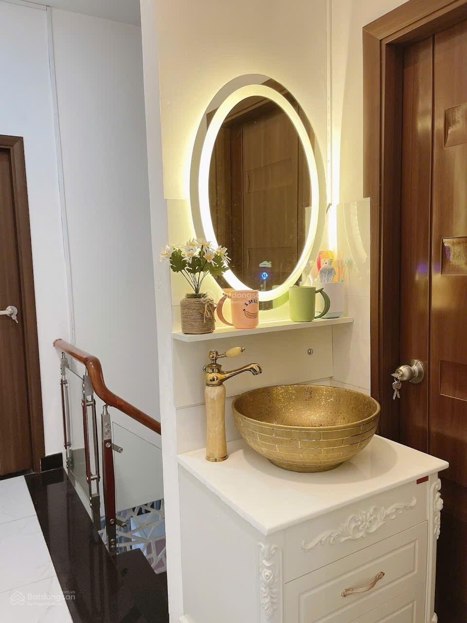 Nhà hẻm oto, cách mặt tiền đường 15m. Khu dân trí cao. Nhà mới khách chỉ mang vali vào ở