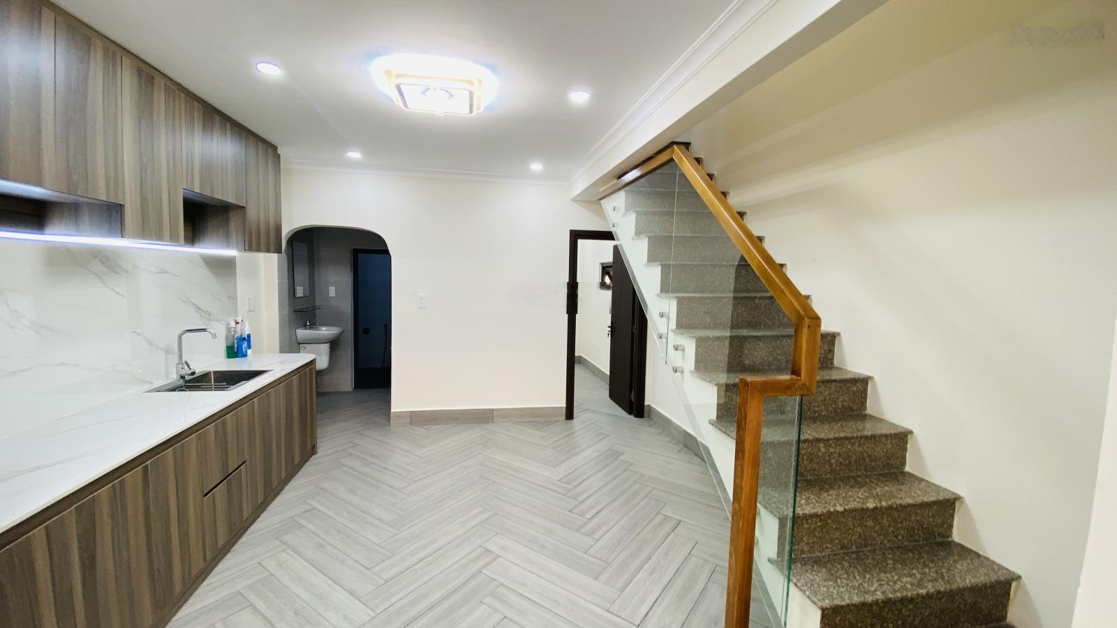 Nhà 3 phòng ngủ hiện đại 4.5x14m, có phòng ngủ dưới trệt. Đường xe tải. Sổ riêng