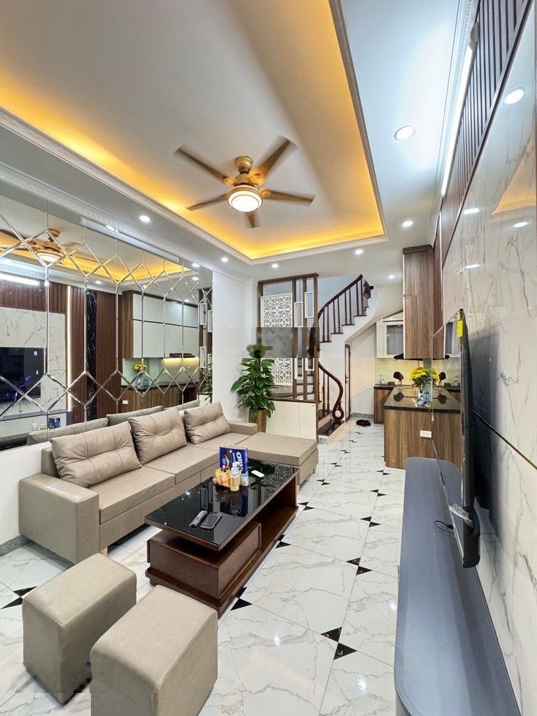 Chính chủ cần bán gấp nhà Tam Trinh-33m2x 5 tầng-6,48 tỷ-ô tô dừng đỗ cách 10m-full nội thất sẵn ở