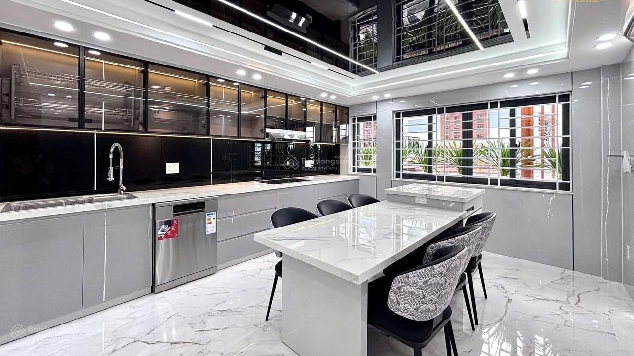 Nhà bán ngay Vạn Hạnh Mall giá cực tốt ngay Sư Vạn Hạnh, Phường 12, Quận 10 - DT 81m2 - 5PN