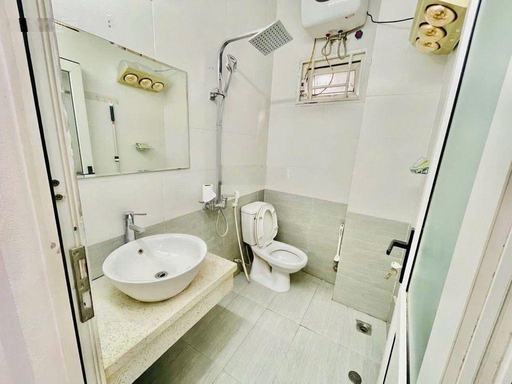 Bán nhà trung tâm quận đống đa 45m x 5 tầng ngõ thông 8 tỷ