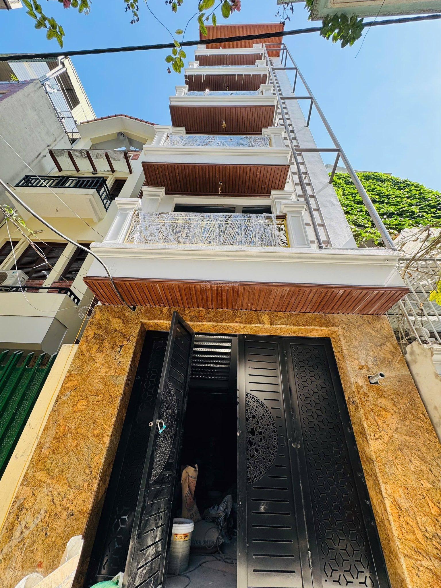 Bán nhà nguyễn đình hoàn cầu giấy dt 73m x 7t x mt 4m giá 28 tỷ có thương lượng