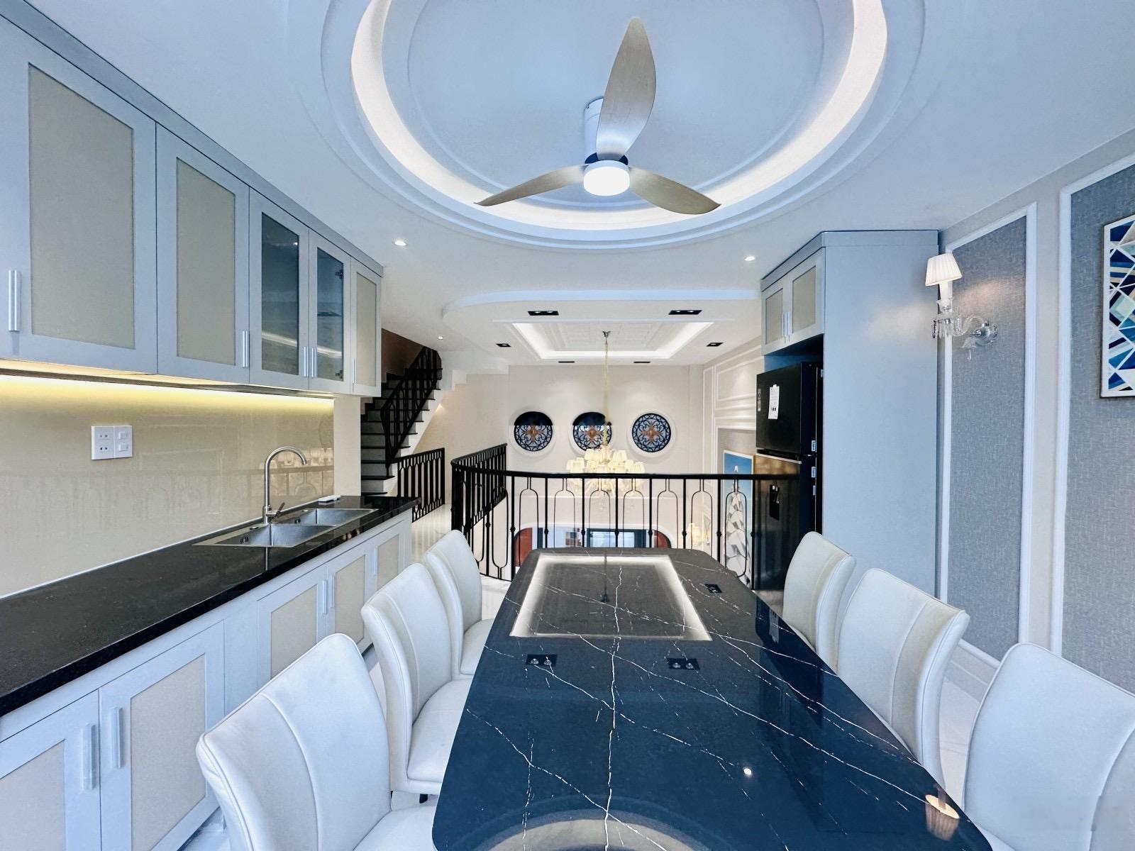 Bán nhà Gò Vấp - ngay Emart - hẻm ô tô ngay nhà - 5 tầng - 4pn - 6wc - ngang đẹp 5.5m - giá 6tỷ980