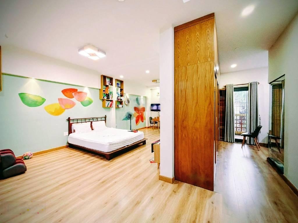 Bán nhà đường ô tô tránh, cách Trần Hưng Đạo Q1 chỉ 500m, 8m x 12m 4 tầng có thang máy, hơn 17 tỷ