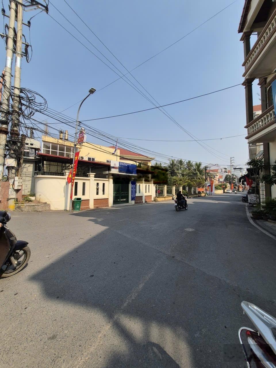 Nhỉnh 5 tỷ 10m ra ô tô tránh, trường học, trung tâm hành chính- trường học- chợ -_ y. tế