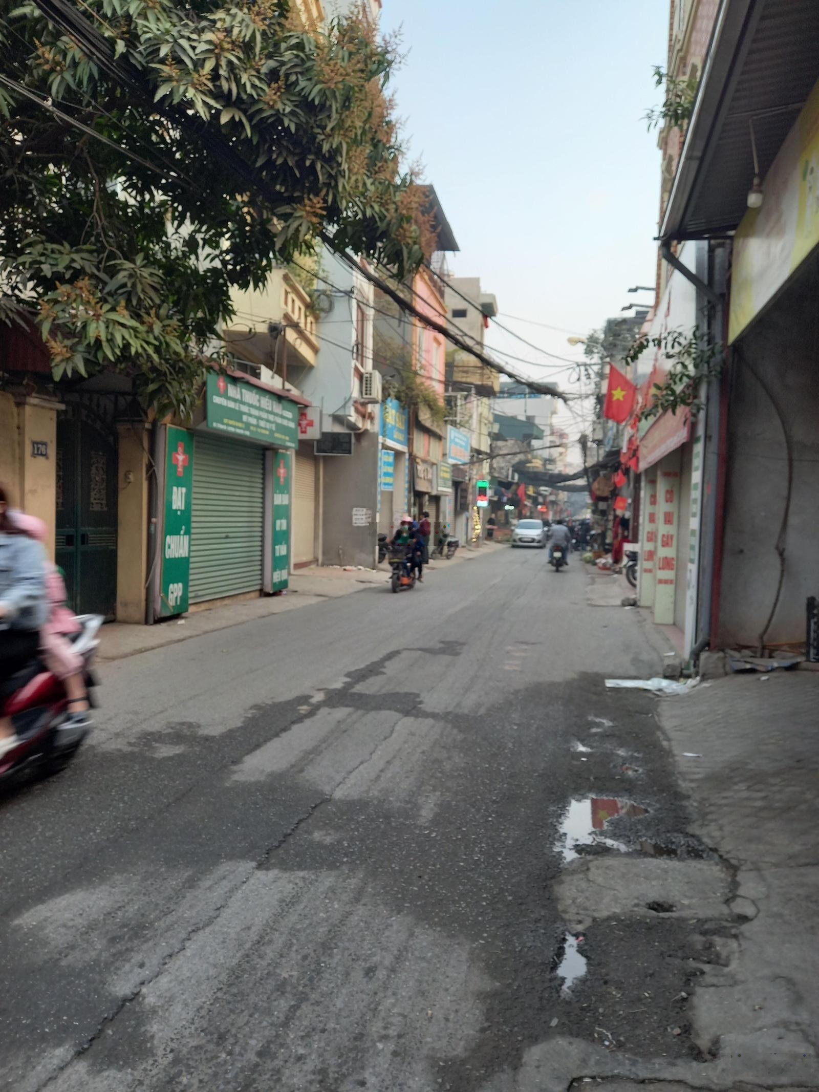 Bán nhà mặt phố Nam Dư. Gần trường tiểu học Lĩnh Nam. DT 69m x 3 tầng. MT 4,85m. 4PN. Giá 10,7 tỷ