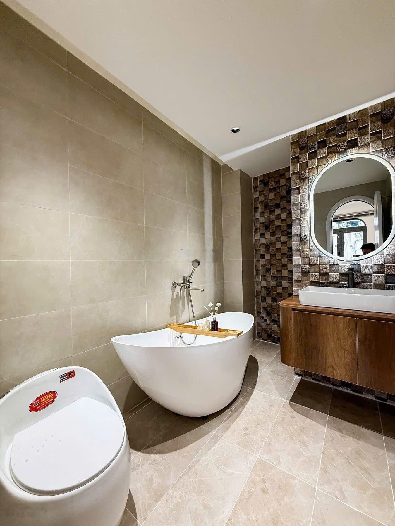 HXH sát nhà Thích Quảng Đức P. Đức Nhuận khu nội bộ nhà mới ở ngay DT 6m x 6m, 3PN 4WC