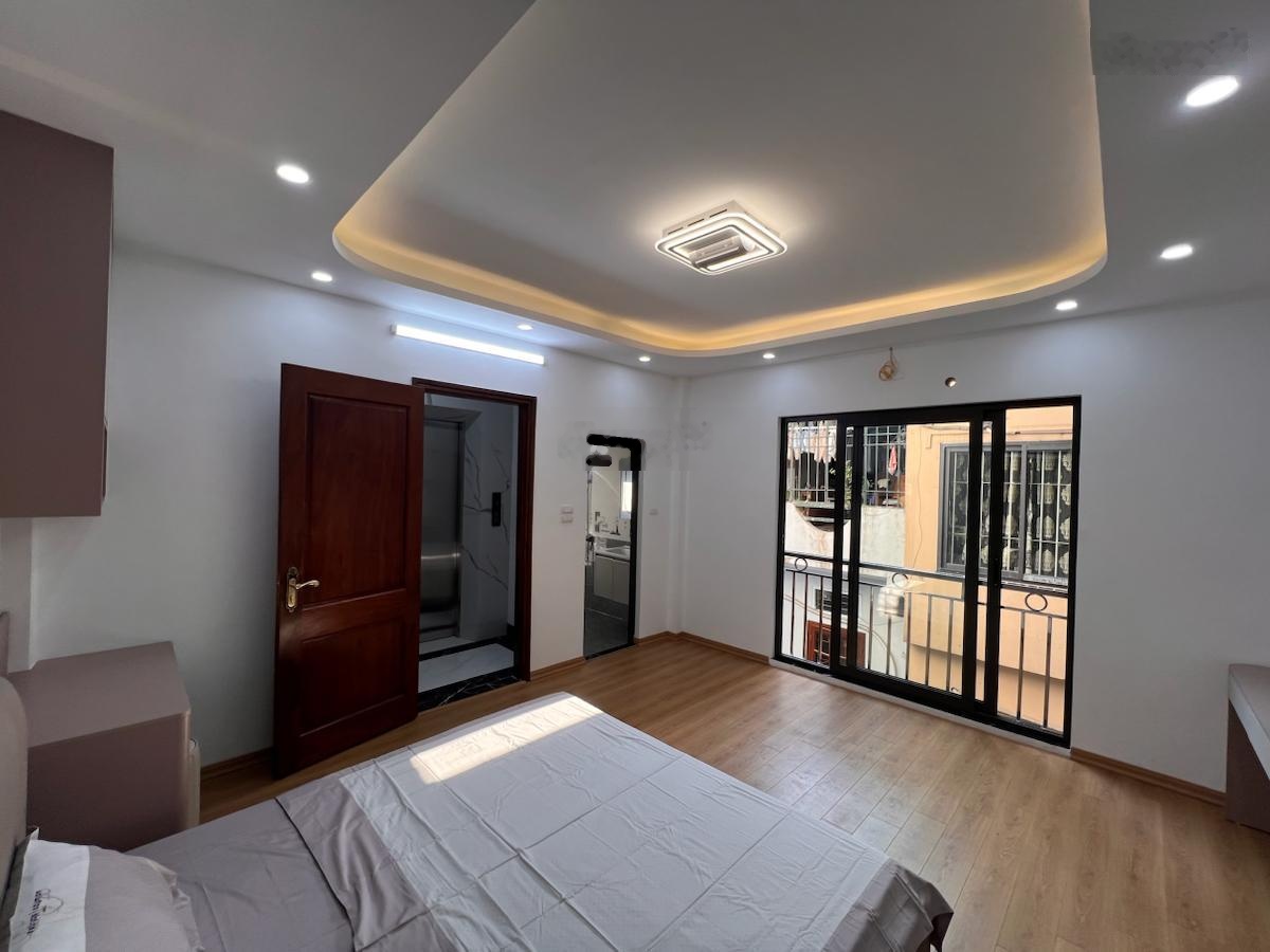 Đỉnh sau nhà mặt phố Bạch Mai mới cứng thang máy nhập khẩu ngõ thông sổ đỏ CC 45m x5T có TL