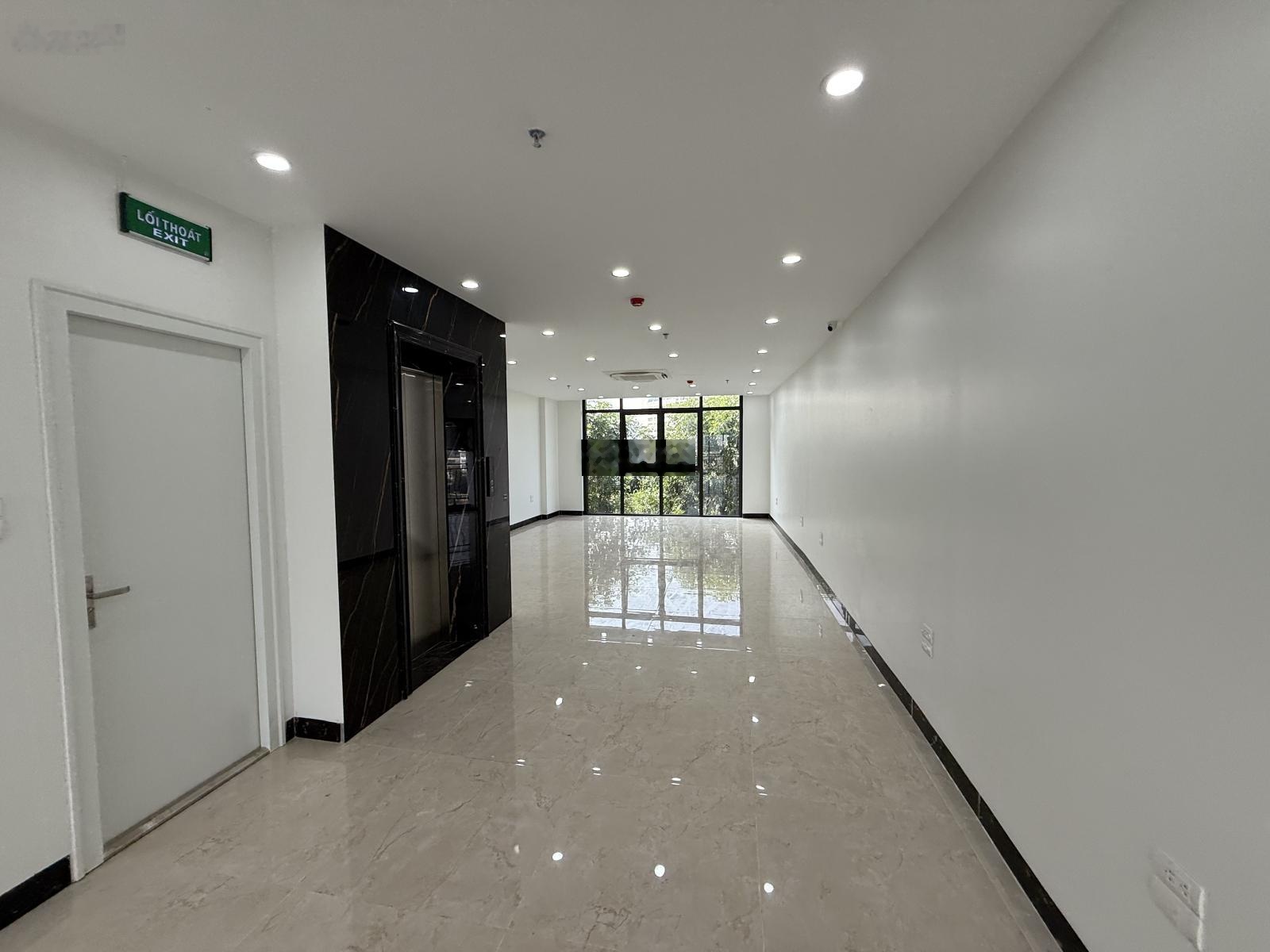 Hot văn phòng gần 100 m2 view hồ Ngọc Khánh 15 triệu cực đẹp full kính 0389930126