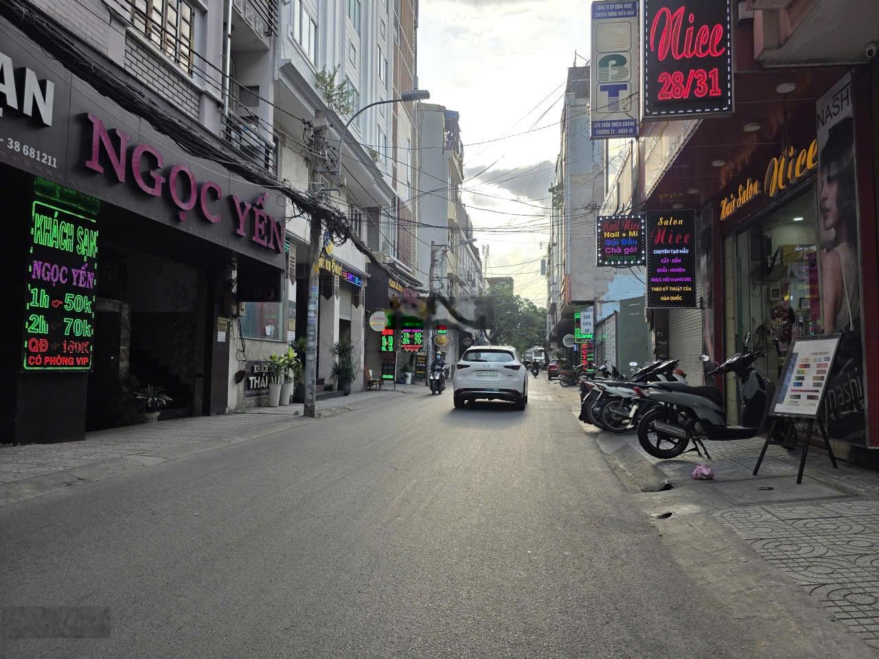 Bán nhà hẻm đẹp 740 đường Sư Vạn Hạnh - DT: 5.3 x 10m, 3 lầu mới Giá 17.5 Tỷ