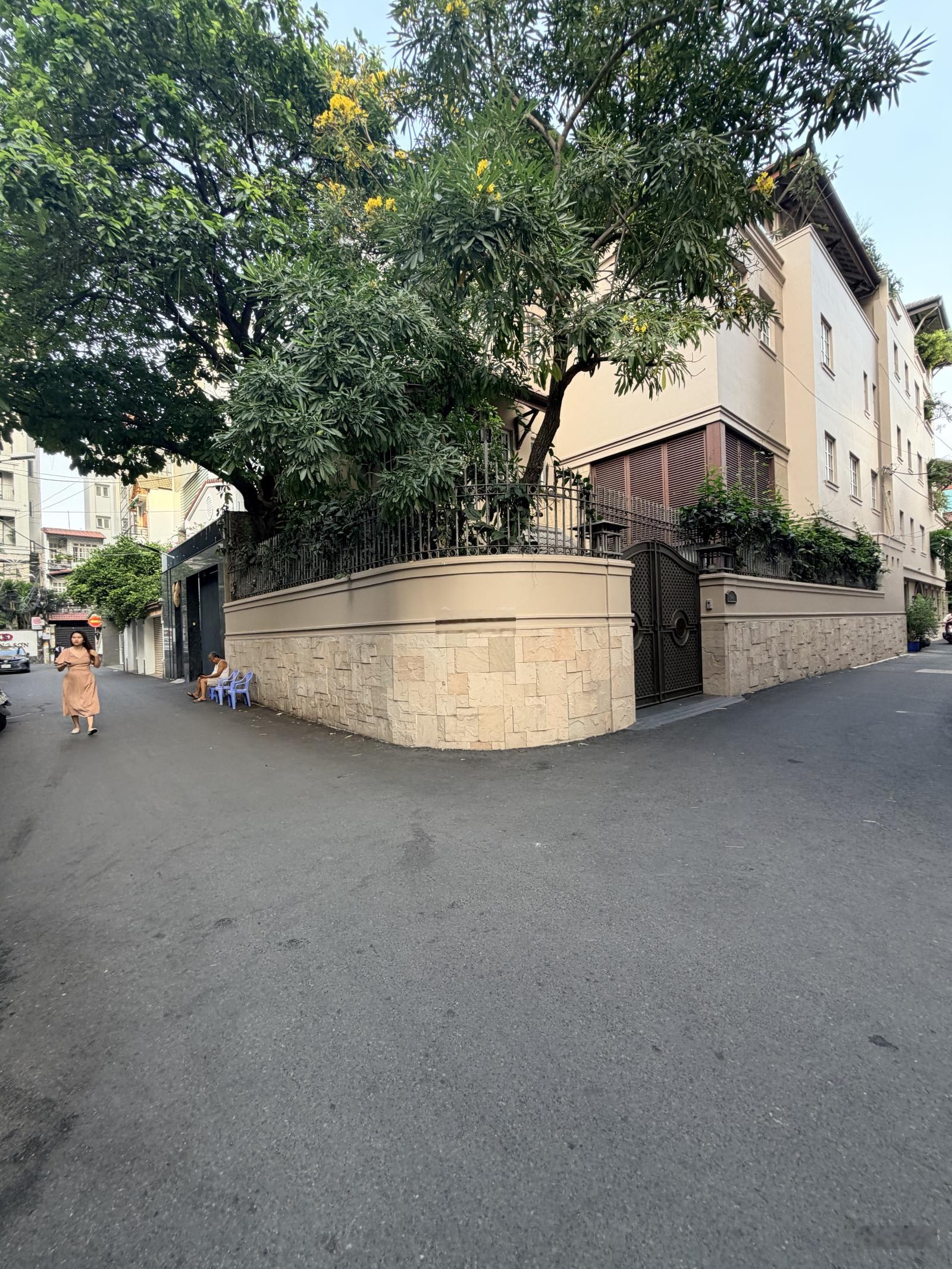 Biệt thự hiện đại mới 100% toạ lạc ngay Lê Văn Sỹ Quận 3 ngang 12m LH: 0937332125 Thạch