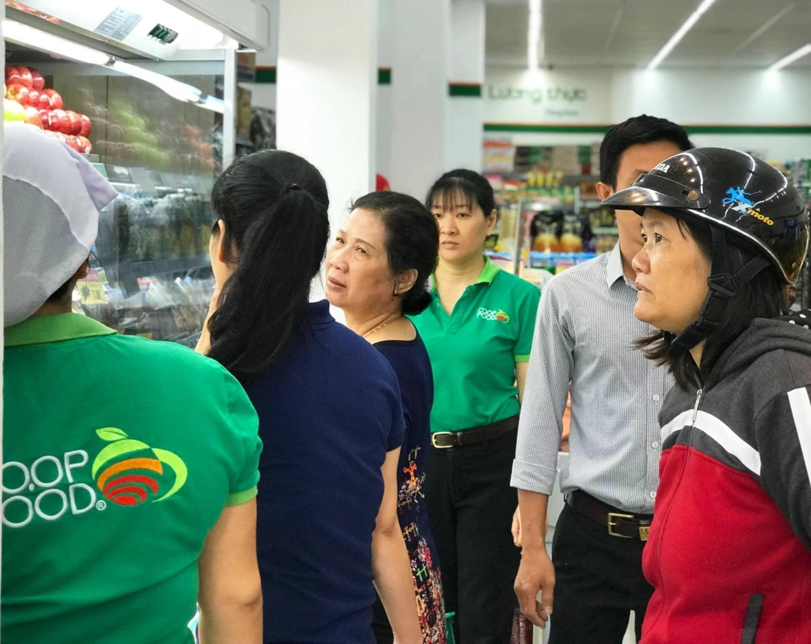 Xuất cảnh bán gấp nhà mặt tiền lã xuân oai - 111m2 - 20.5 tỷ - 3 tầng - đang kinh doanh ổn định