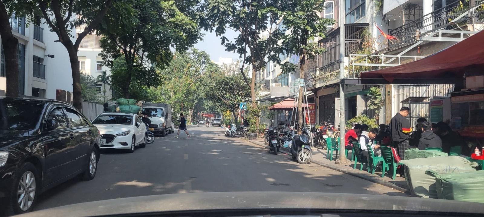 Bán liền kề TT 12 KDT Văn Phú vị trí ngay ngã 4 công trương QT Marie Curie ở kết hợp KD dt 92m