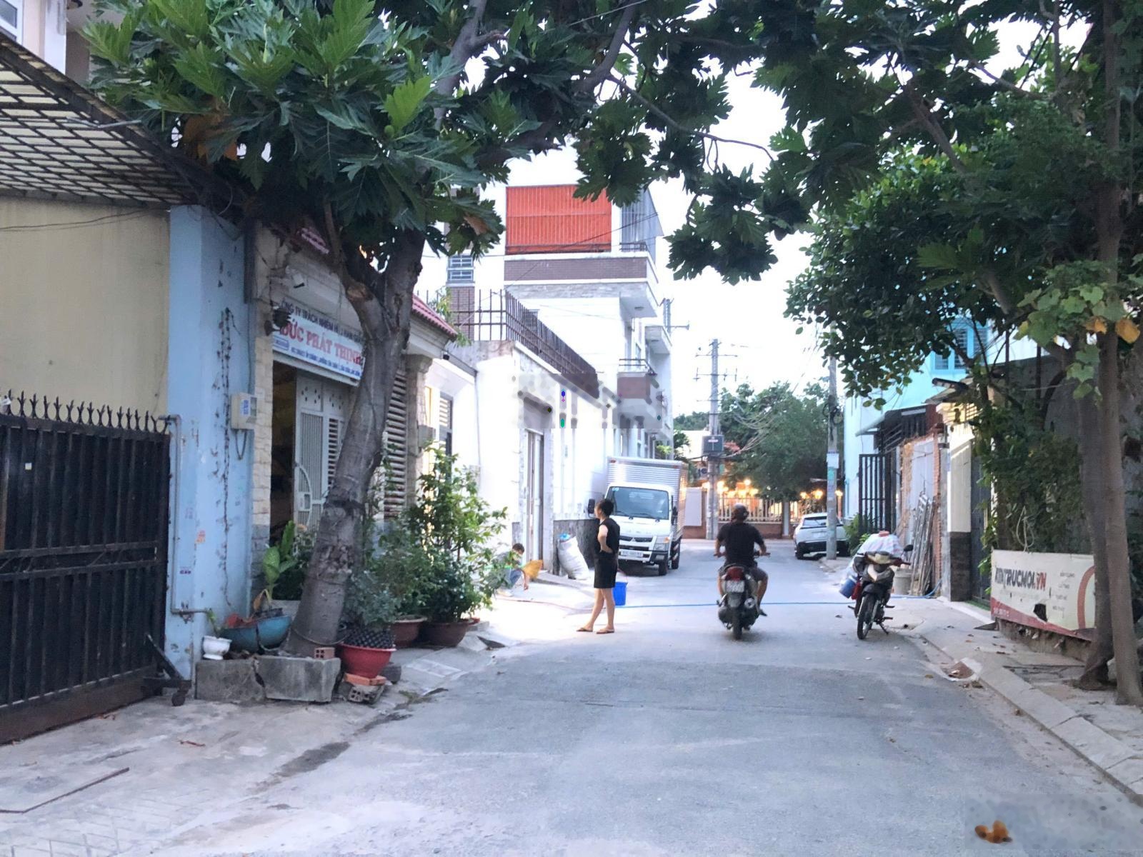 Bán nhà Dt: 5.8m x18m, SHR, Khu Nhà Lầu, đối diện Quán Cô Chủ Nhỏ, Giá 4.7 tỷ tl. đường nhựa 7m,