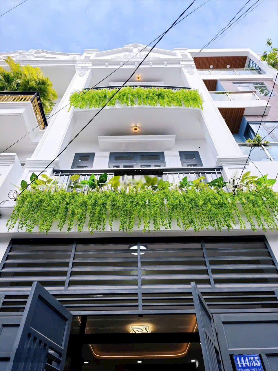 Tổ ấm đầy nắng gió và hoa Nhà 3 tầng 5PN khép kín, hẻm xe hơi đậu trong nhà, 5 phút sang Gò Vấp