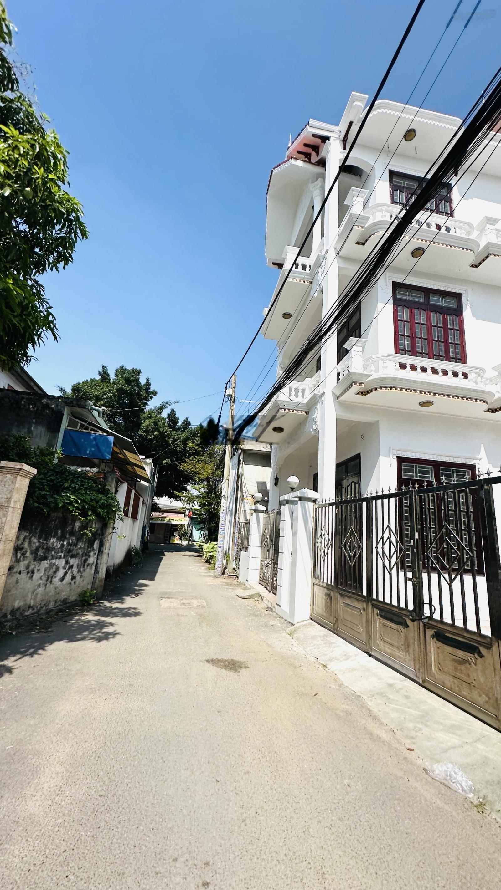 Nhà villa mini hầm hố. Ngay gần chợ Đầu Mối Thủ đức. Lê thị hoa. Bình chiểu. Giá tốt.