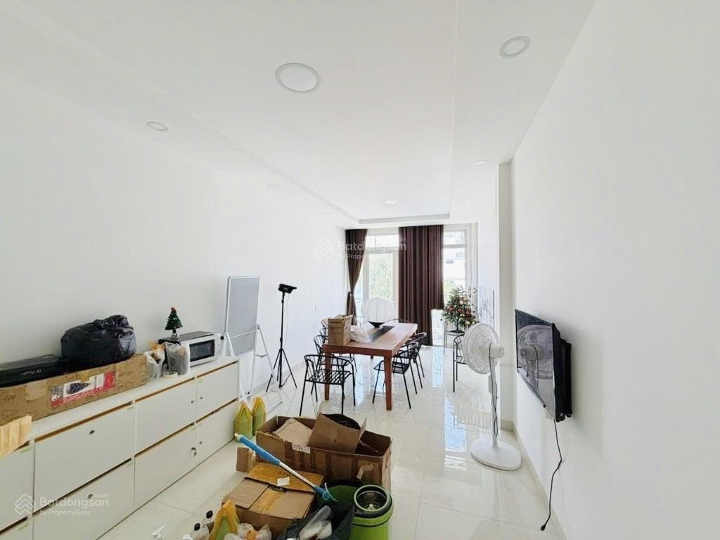 Bán nhà mặt tiền kinh doanh ngay Kinh Dương Vương, sát vòng xoay Phú Lâm